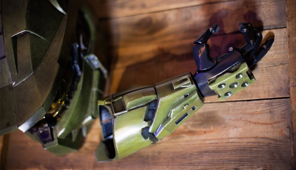 Halo-themed prosthetic arm / بازوی پروتزی با تم هیلو