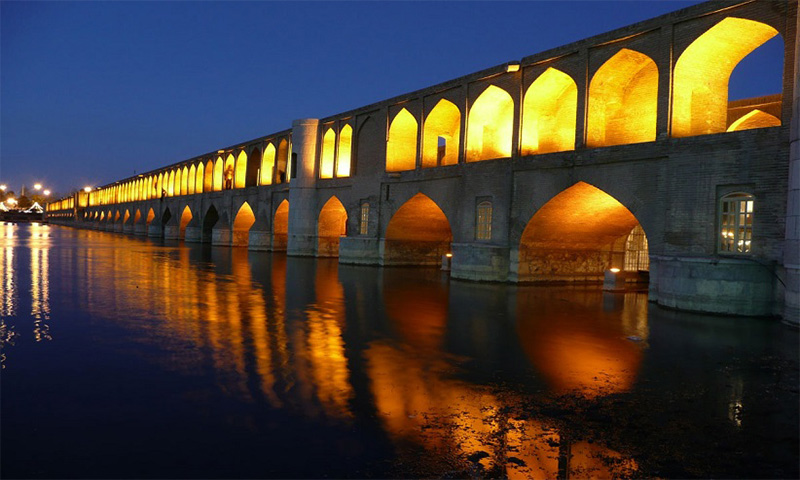 سی و سه پل از بهترین جاهای دیدنی اصفهان در شب