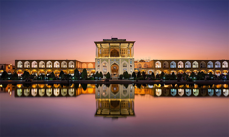 شب گردی در نقش جهان اصفهان 