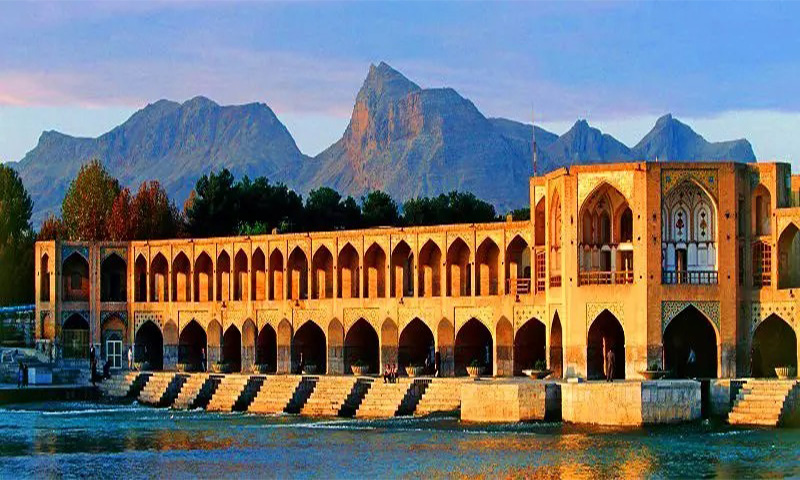 پل خواجو از بهترین جاهای گردشگری اصفهان در شب